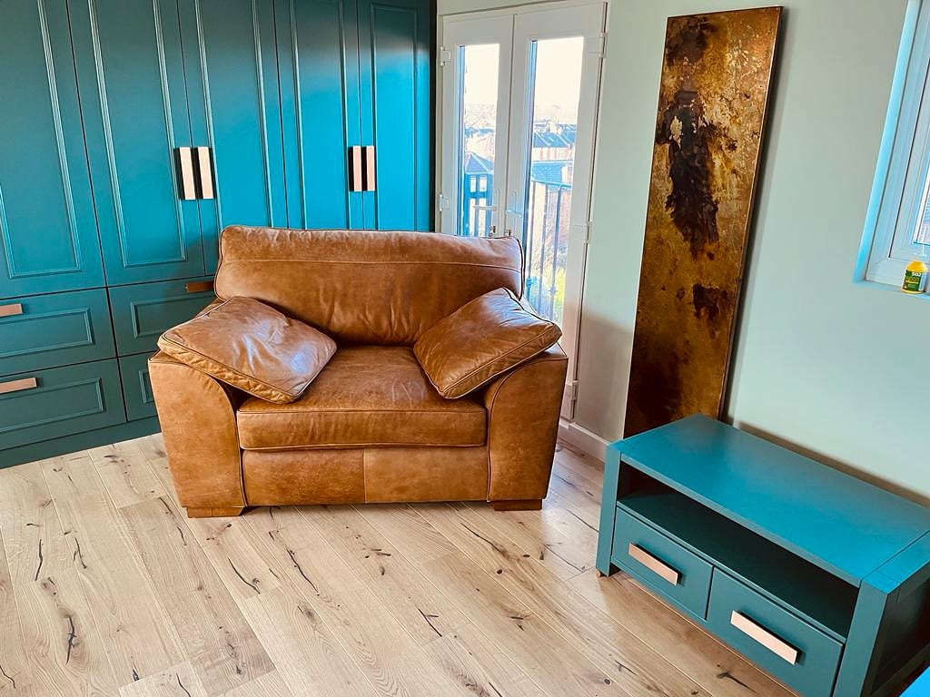 Combined wardrobe, vanity and TV-media unit in painted shaker, master bedroom, Leyton E10