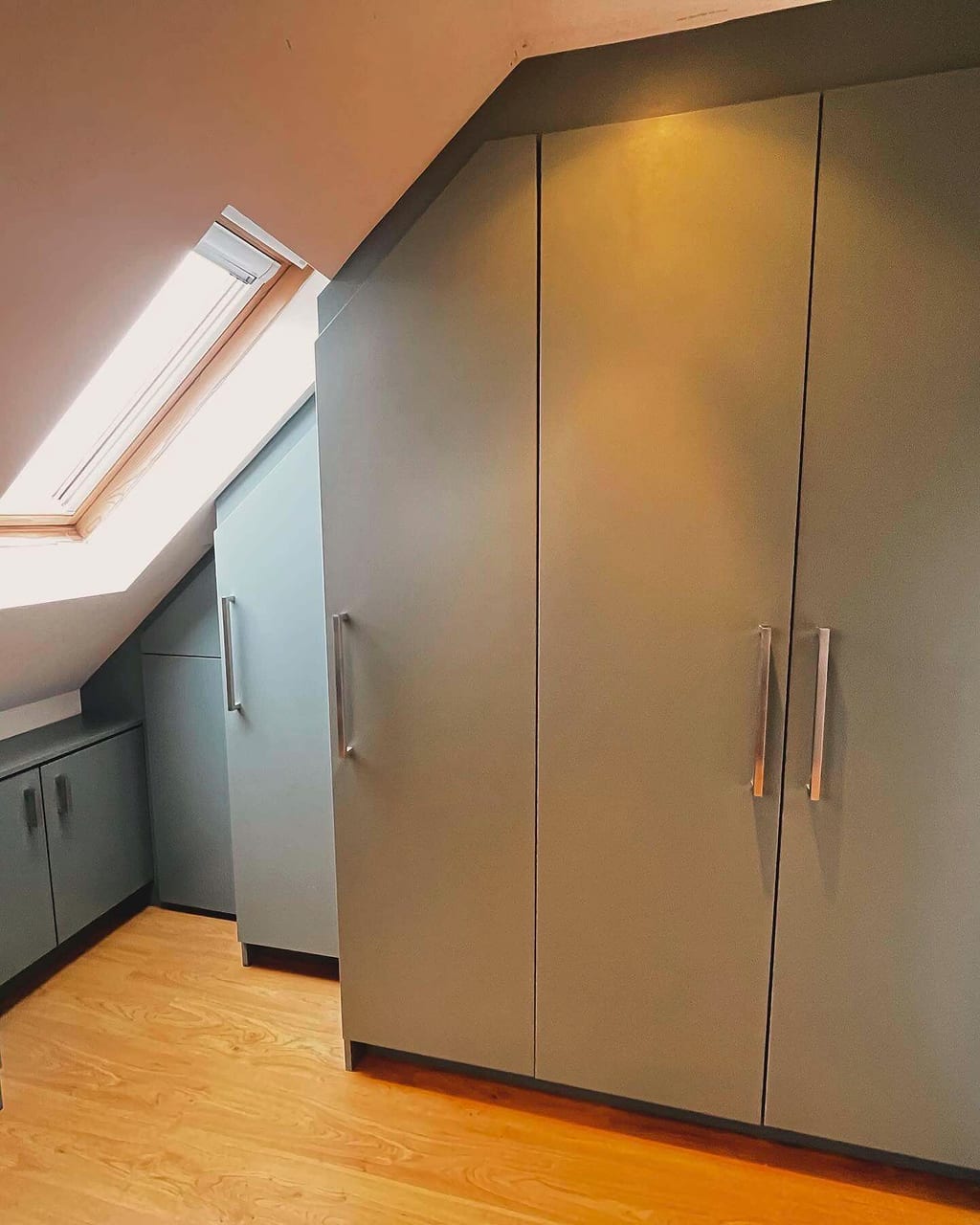Full-room fitted dressing-room joinery with wardrobes and vanity, Brentwood Essex