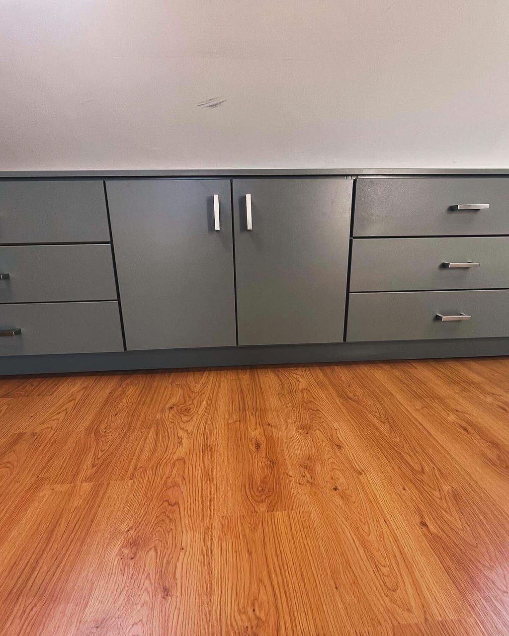 Vanity station with drawers and integrated mirror, Brentwood CM14