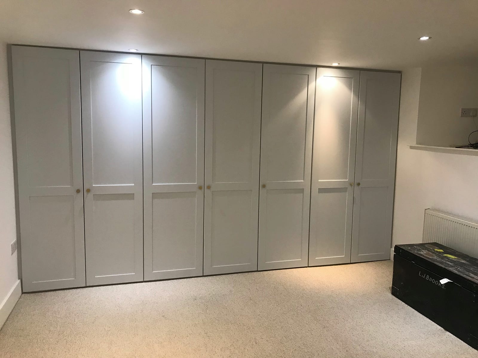 Adjacent wardrobe section showing shaker door alignment, Clapton E5